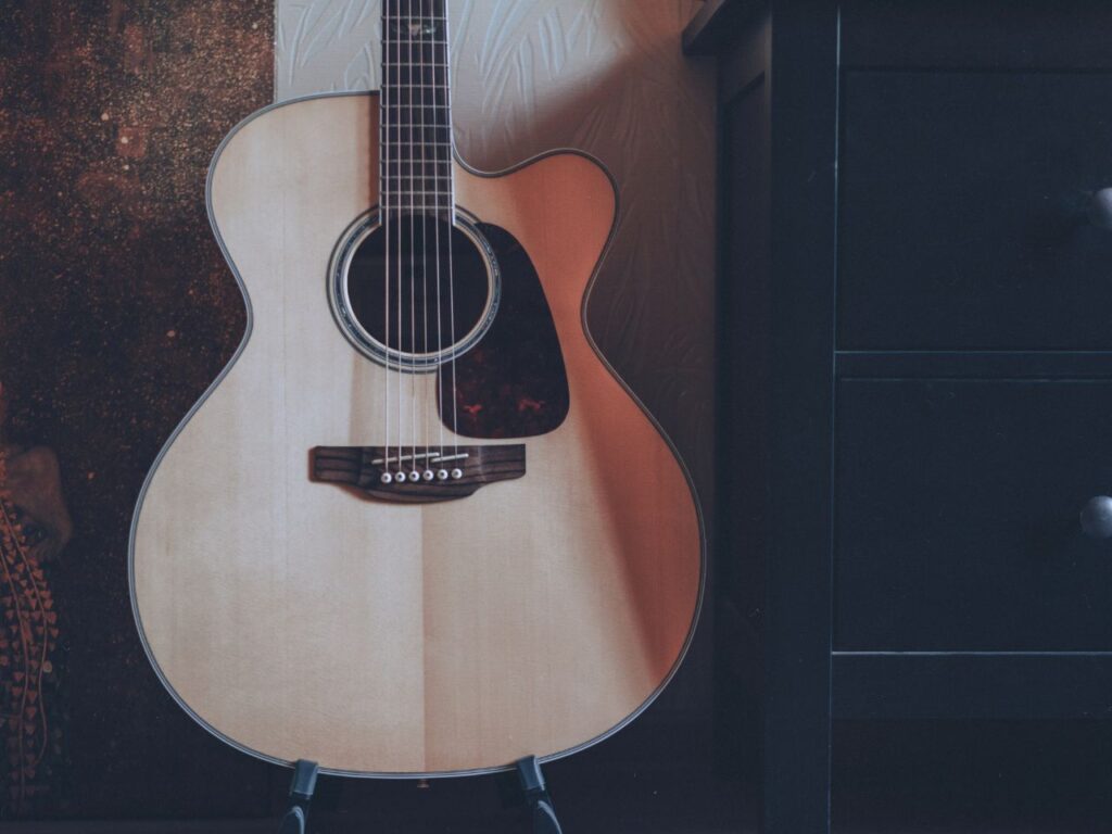 Effettivamente c'è un ritorno alla musica acustica e suonata o addirittura si trova anche un po' il bisogno di andare alla ricerca nel digitale di quel che di analogico degli anni 80