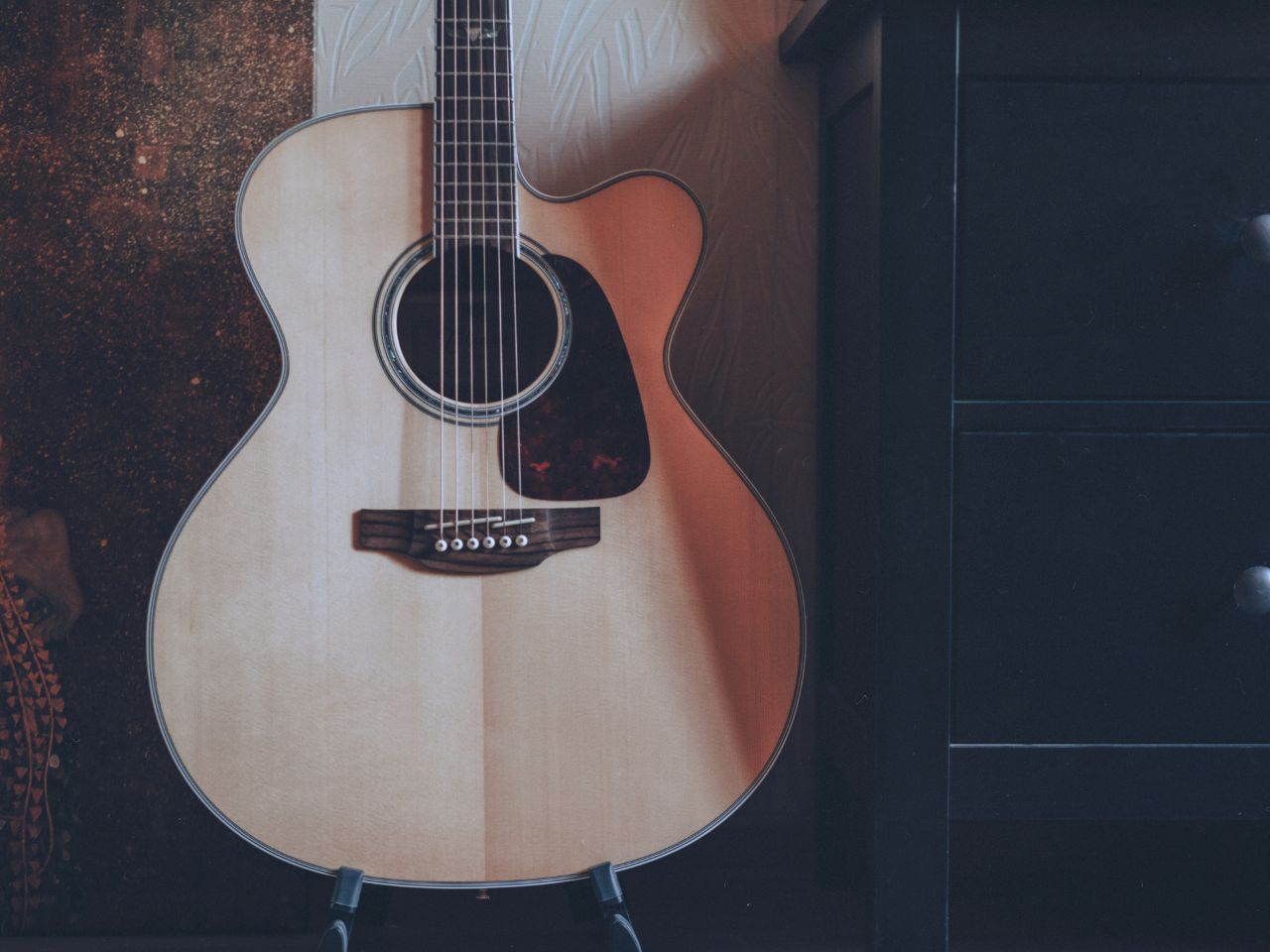 Effettivamente c'è un ritorno alla musica acustica e suonata o addirittura si trova anche un po' il bisogno di andare alla ricerca nel digitale di quel che di analogico degli anni 80